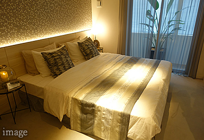 照明のある寝室のイメージ写真