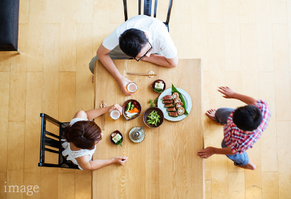 食事をする家族のイメージ写真
